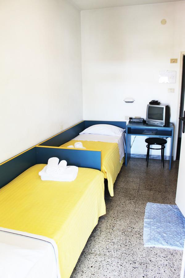 Hotel Elde Riccione Bagian luar foto