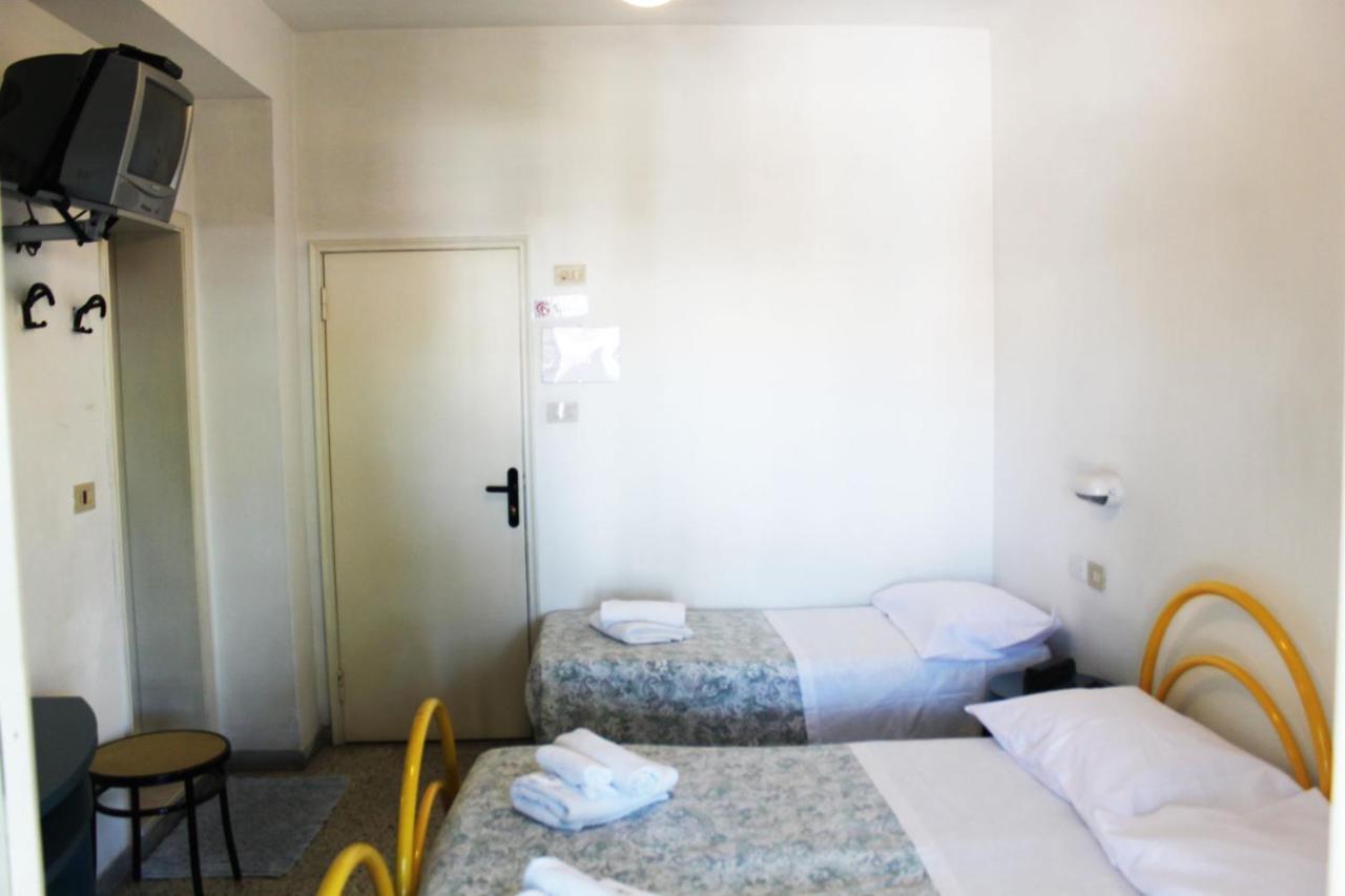 Hotel Elde Riccione Bagian luar foto